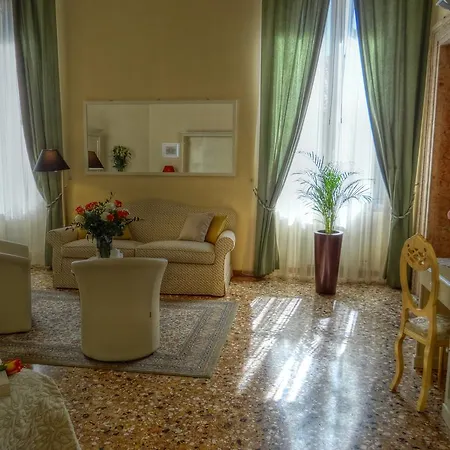 Palazzo Maffei Pensionat *